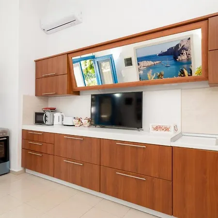 Ibiscus And Lily Apartman *