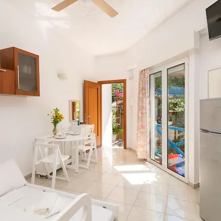 Ibiscus And Lily Apartman Rhodes City