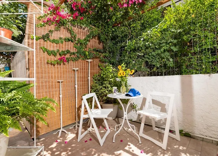 Ibiscus And Lily Apartament