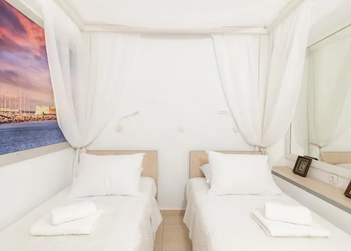 Ibiscus And Lily Apartment